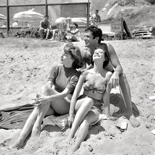 Elaine Stewart, Hugh O’Brian, Natalie Wood / during the Thalians Beach Ball, Malibu, July 15, 