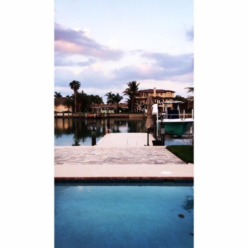 No matter where my travels take me this will always have a piece of my heart 💌 🐝    #latergram #home #florida #tampa #stpetersburg #travel #leighbeetravel #gulfofmexico #boating #pool #sunset #clouds #homeiswheretheheartis #sunshinestate #pretty