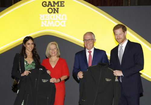 Meghan and Harry at The Invictus Sydney ReceptionAlexander McQueen ‘Grain de Poudre’ Blazer Self Por