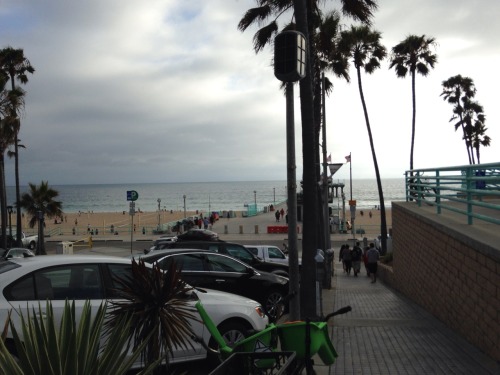 Currently at Manhattan Beach for a business dinner. Man, this beach is so clean and pretty…