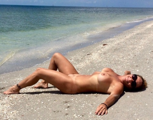 naughtyslutwifemagazine:  Real Florida Hotwife  Amateurfunfl6   Message us if you’re in South Florida