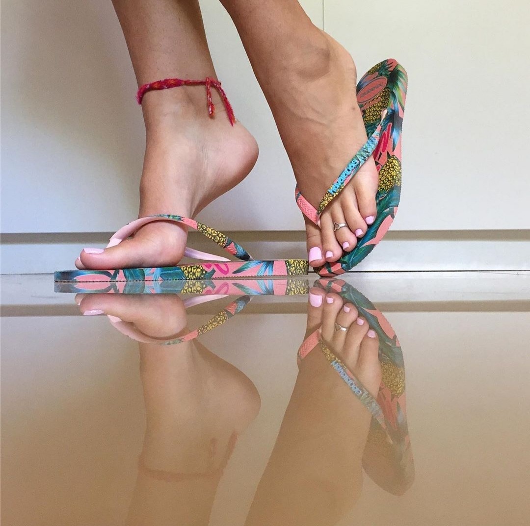 sandalsandspankings:  mynorg: Perfect  Tropical flip flop sandals.