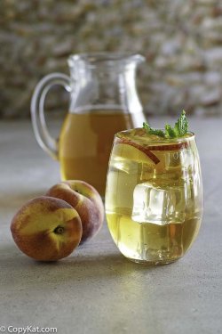 foodffs:  Refreshing Olive Garden Peach Iced TeaFollow for recipesIs this how you roll?
