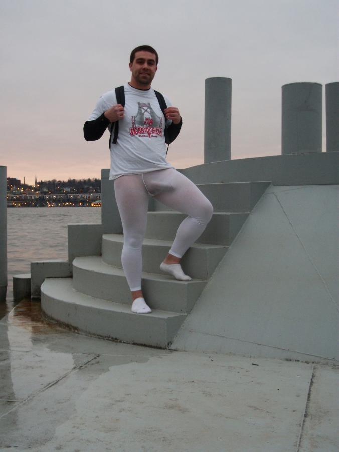 guys-with-bulges:  Just going out for a stroll. For more see The Bulge Report.