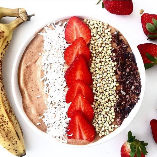 Rise and shine and check out this smoothie bowl recipe from @skinnykitchen smoothie bowls are a grea