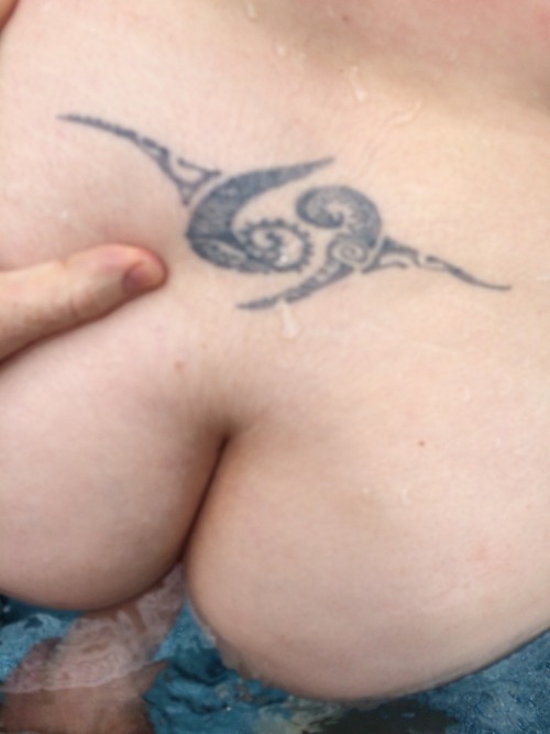 jkfuntimes:  Love sending Hubby pics at work of a ‘friend’ visiting me for a swim jkfuntimes