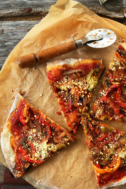 veganfoody:  The BEST Vegan PizzaMade with a garlic-herb crust, simple tomato sauce, TONS of sauteed veggies and vegan parmesan cheese. Thin crust, tons of flavor and ridiculously satisfying.  My god