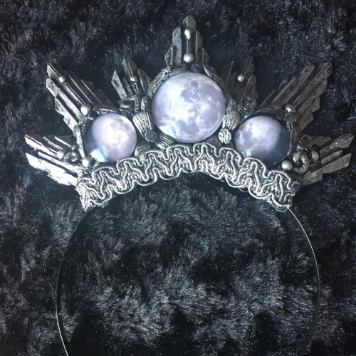 sosuperawesome:Crowns and HeaddressesHysteria Machine on EtsySee our #Etsy or #Gothic tags