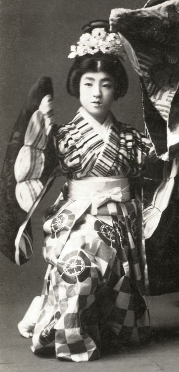 &ldquo;Kabuki – Shunkyō Kagami Jishi 1910s.  A Kabuki dancer as the rampaging spirit 