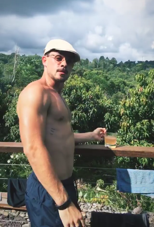 hotashellcelebmen: More here :auscaps.me/2018/01/26/dacre-montgomery-shirtless-in-instagram-