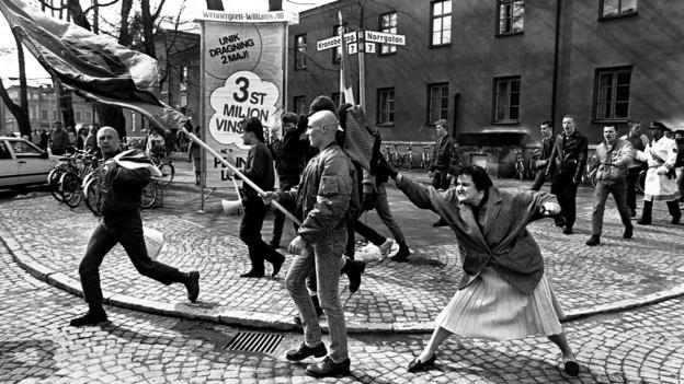 kropotkindersurprise:
“April 13 1985 - The neonazis of Nordiska Rikspartiet held a rally in Växjö, Sweden, but were driven off by antifascists. The event lead to this iconic photograph of Danuta Danielsson hitting a neonazi with her handbag. Danuta...