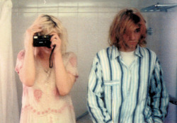 welcome-to-seattle:  nice-wig-janis:  fuckyeahcourtneylove:  collegecandy:  Did Kurt and Courtney invent the bathroom selfie?  Yes.  yes  He’s taking a piss right? 