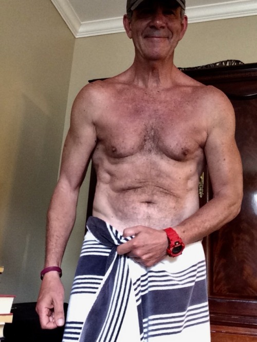 peternackend: magicsbestfriend: Towel time… sexy daddy  fantastisch