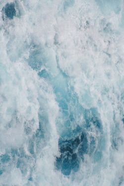 r2–d2:  Ocean Wake by (chriscardinal)