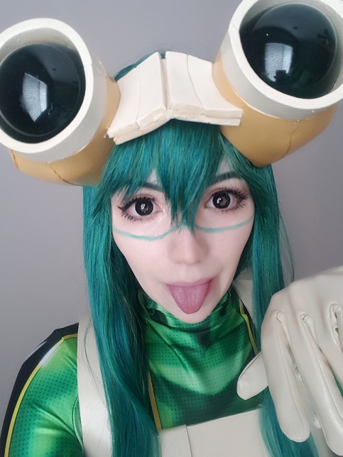 Froppy! Wig is an Arda Venus Silky in Forest Green Accessories were done by me
