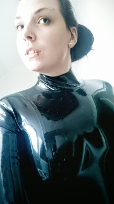 missnarziss:  And suddenly your latex body fits so well after losing 10 kilo. 