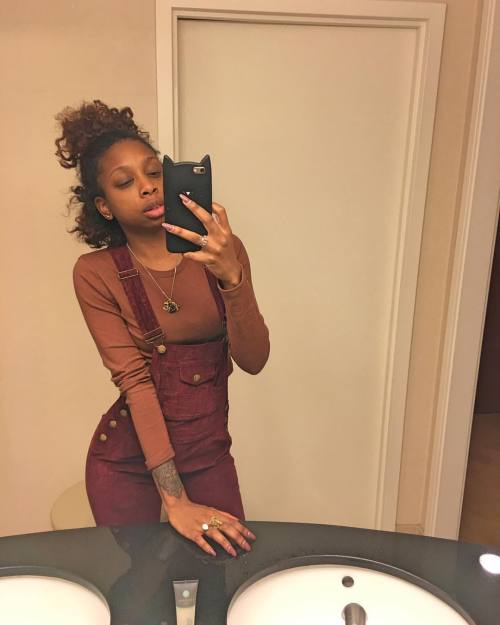 718-moon-goddess:  Earth tones & corduroy to keep me warm ✨ (at MGM National Harbor)  Oh snap the MGM open