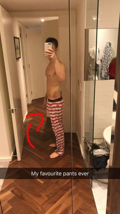 famousdudes: Caspar Lee shows off his body on Snapchat.