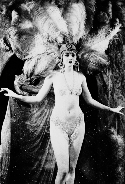 vintagegal:  Lilyan Tashman as a Ziegfeld Follies girl c.1917-1918 