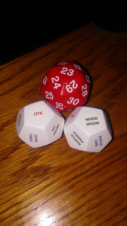 cherrycheeksspankings: Got my dice!! I want this game.