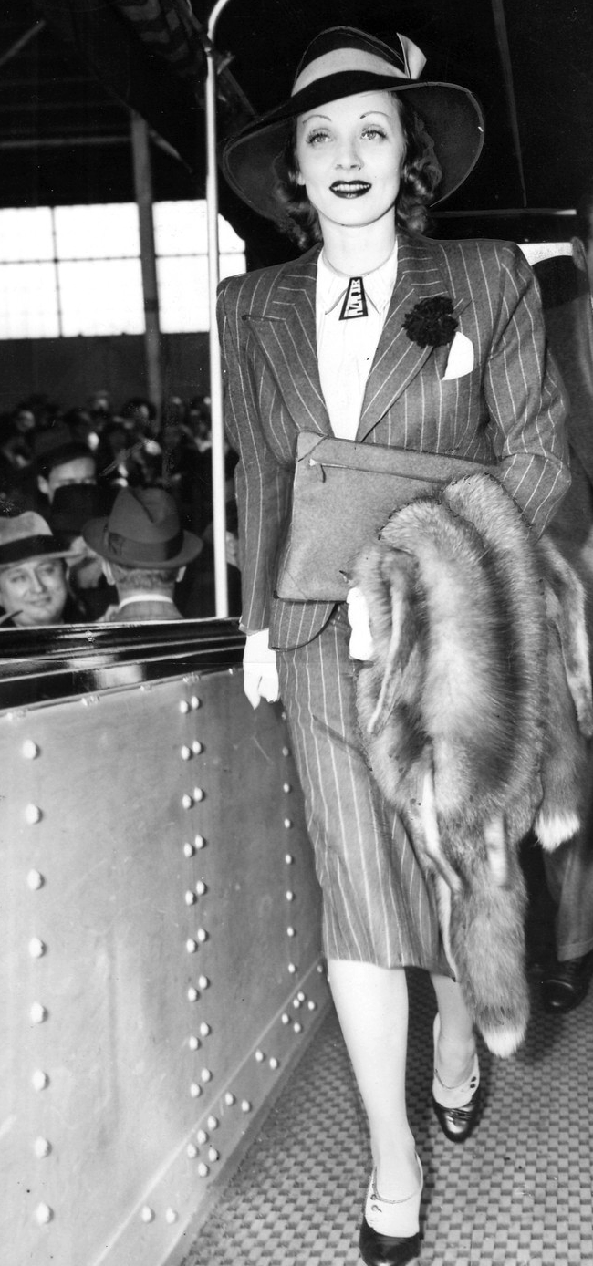 divadietrich:  New York: Marlene Dietrich boards the Queen Mary, 27 April 1938. 