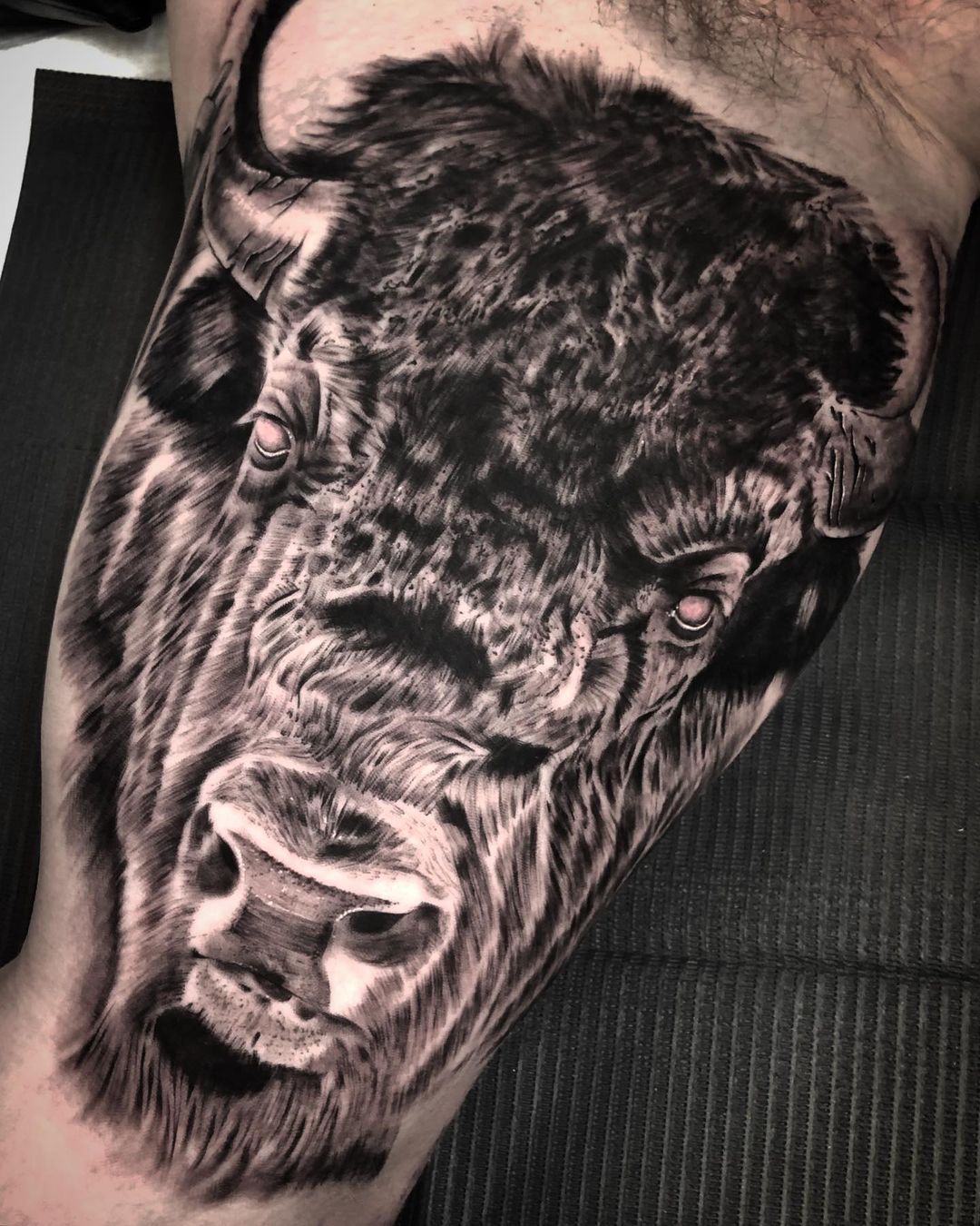 got this buffalo yesterday from benny brown at the niagara falls tattoo  expo. go bills! : r/traditionaltattoos