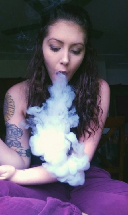 nugssbunny:  getting stoned on my day off ☺