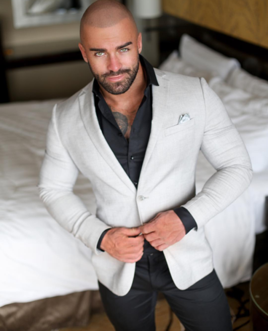 kt1700: I AM STUD… Gorgeous  