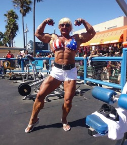 Zimbo4444:  ..Maryse..challenges Weaklings At Muscle Beach..venice, Ca.. 💪😺👍