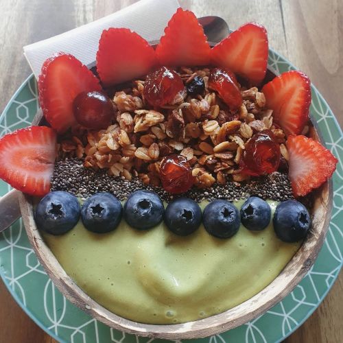 Matcha smoothie bowl from @lisicacafe I gotta order smoothie bowls more often, this was so delicious