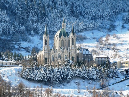 legendary-scholar:  Sanctuary of Castelpetroso in Molise (Italy).