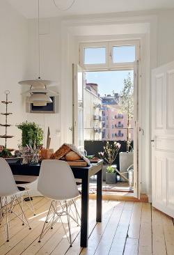 designmeetstyle:  Breath of fresh air. French doors welcome the outdoors into the dining room.