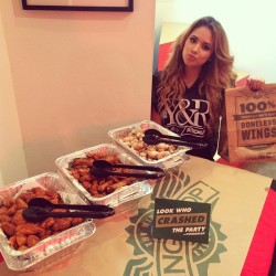 mizzjasminevillegasnewz:  Look who crashed my party?! #wingstop #VibewithJasV #jasminevEP