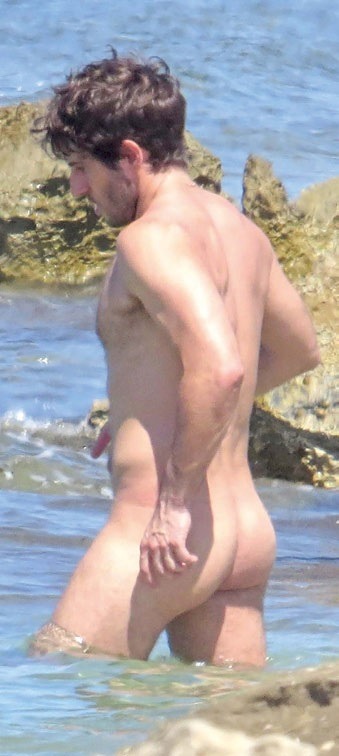 famousmaleexposed:  Quim Gutierrez  caught naked at beach!Follow me for more Naked