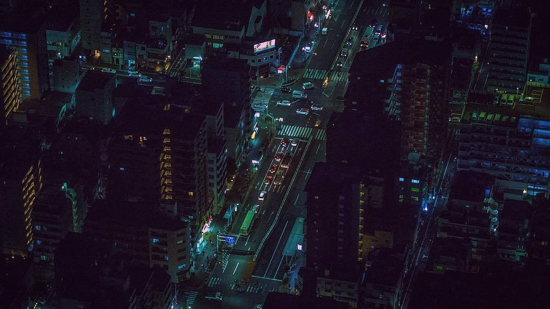 Lonelium slxeping tokyo. Токио ночью Liam Wong. Токио ночью с высоты. Ночной Токио вид из окна. Вид с крыши небоскреба ночью Токио.