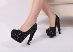 luxury-andfashion:  Pumps With Lace and Rhinestone