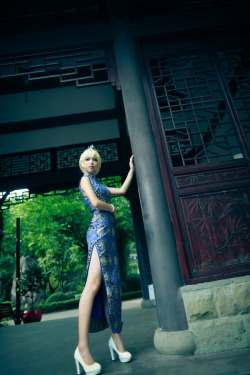 kamikame-cosplay:  What if Frozen had been set in China…  Close enough, so pretty…(source) Elsa cosplay by 维池i  Photo by  夏花秋叶chen  