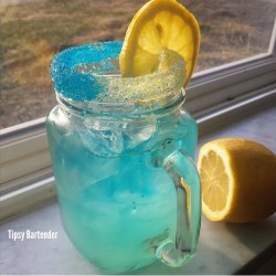 tipsybartender:▃▃▃▃▃▃▃▃▃▃▃▃▃▃▃▃▃▃▃▃▃▃▃▃    BLUEBERRIES &amp; LEMONADE  Sugar Rim Fill with Ice 1 oz. (30ml) Blueberry Liqueur 2 oz. (60ml) Blueberry Flavored Rum &frac12; oz. (15ml) Tequila Top with Lemonade