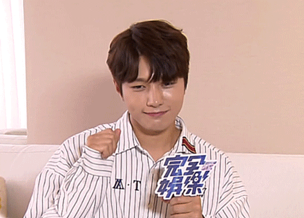 soooldout:mission: kitty style finger hearts = perfect for myungsoo