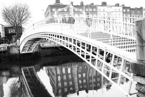 Happenny Bridge #Dublin #streetphotography @fujixlovershttps://www.instagram.com/p/Br7kUPvABtQ/?ut