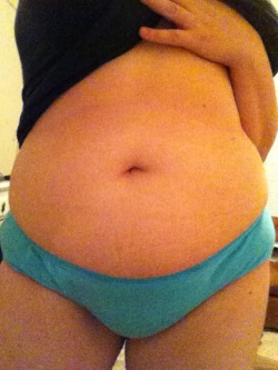 flushedskin:  Belly was lookin cute so i took pics, sorry i havent posted in a while!  belly love &lt;333