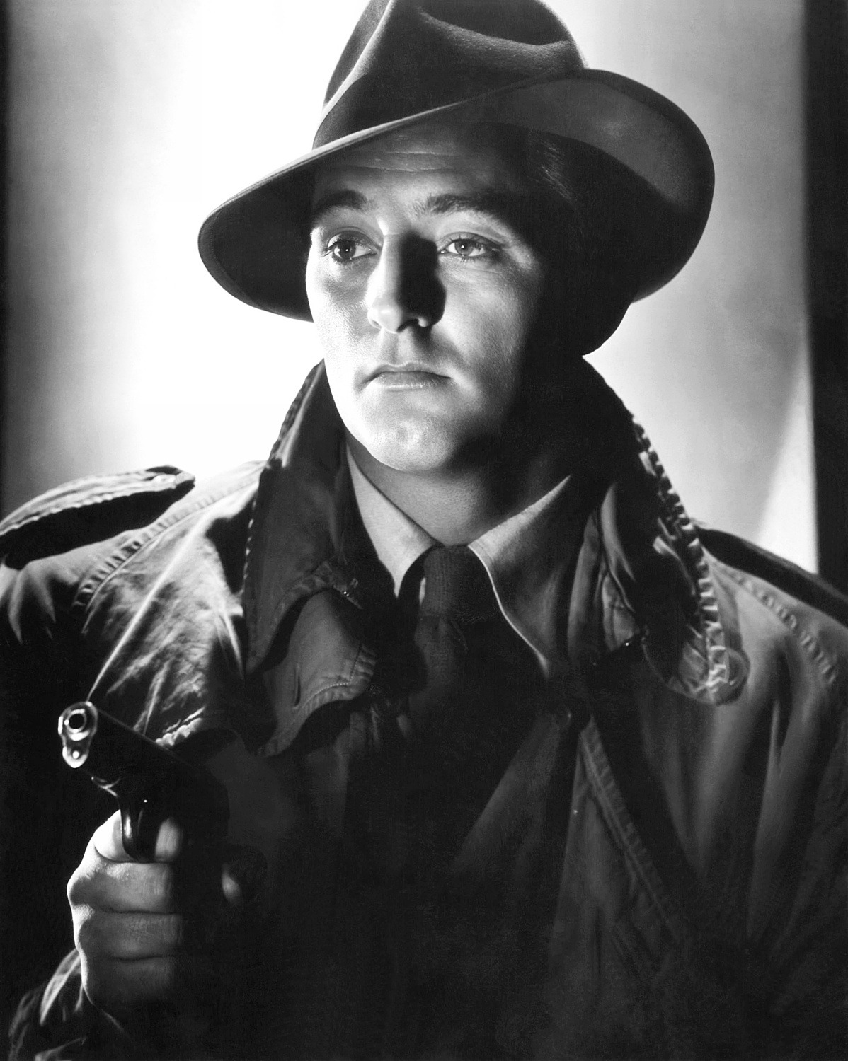 wehadfacesthen:Robert Mitchum in a publicity photo for the film noir ...