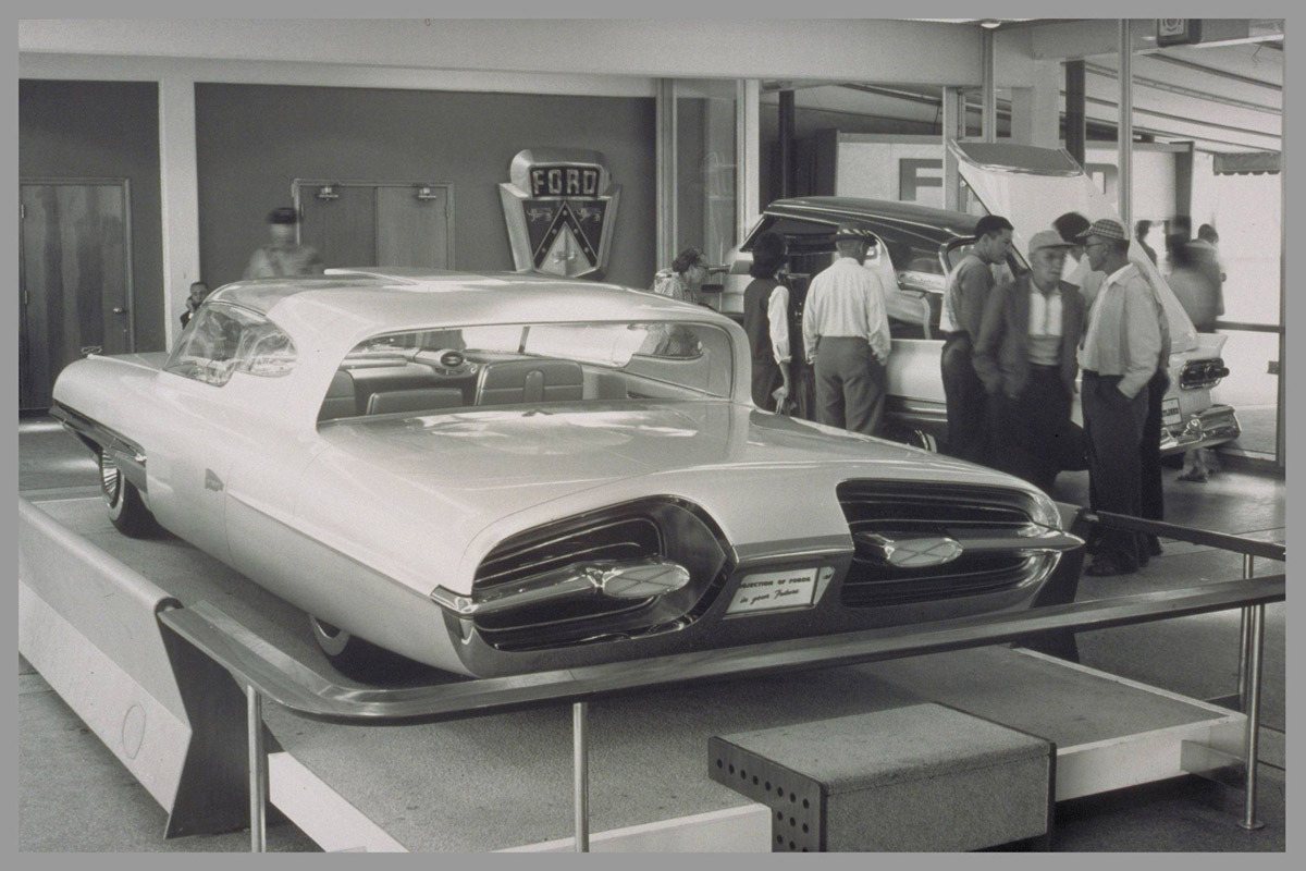 grayflannelsuit:  midcenturymodernfreak:  1958 Ford La Galaxie Concept - Via: 1