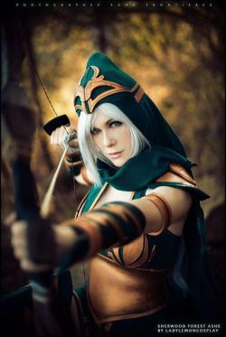 league-of-legends-sexy-girls:  Ashe Cosplay