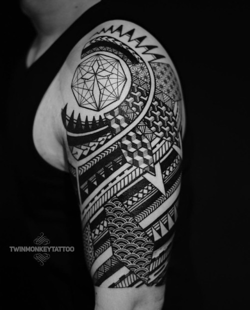 doneee..#latepost . . . #twinmonkeytattoo #tattoos #tattoo #blackart #geometrip #blackwork #blackwor