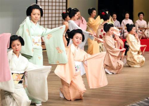 geisha-licious:  Rehearsals for Miyako no Nigiwai 2013! 1. maiko Ryouka and Kanoyumi 2. and 3. maiko Toshikana, Chikayuki, Toshichika, Fukukimi, Mamemaru, Chisako, Koyoshi and Fumino 4. maiko Ichimari, Toshikana, Chikayuki, Toshichika 5. maiko Satohana,