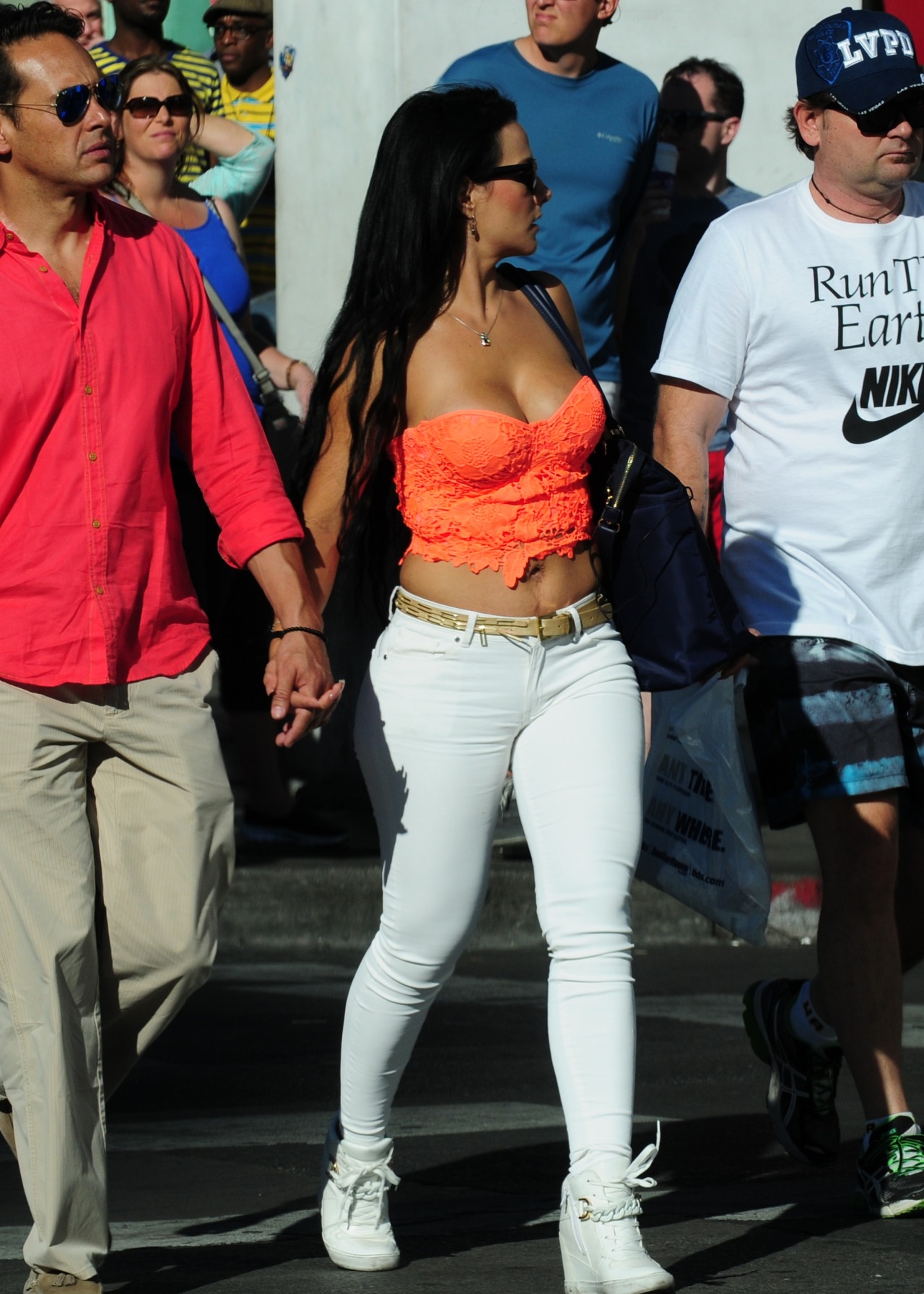 I like the veins in her massive mammories.