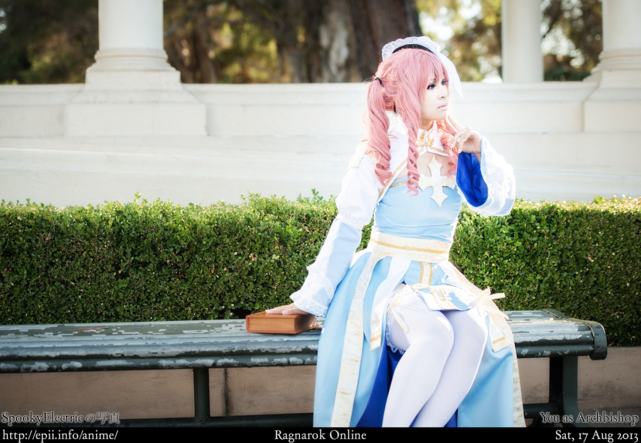 spookyelectric-photos:  Rangnarok Online Cosplay - Shadow Chaser and Archbishop.We