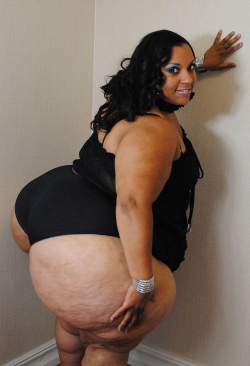 garyplv:  atldirtybirdsfan:  Wow!!! Look at her thighs versus from the knee down!! That ideal ass!! I want her farts  √