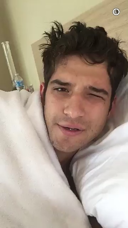 dirtysexybeast:  Tyler Posey showing us his penis (bulge) on snapchat 